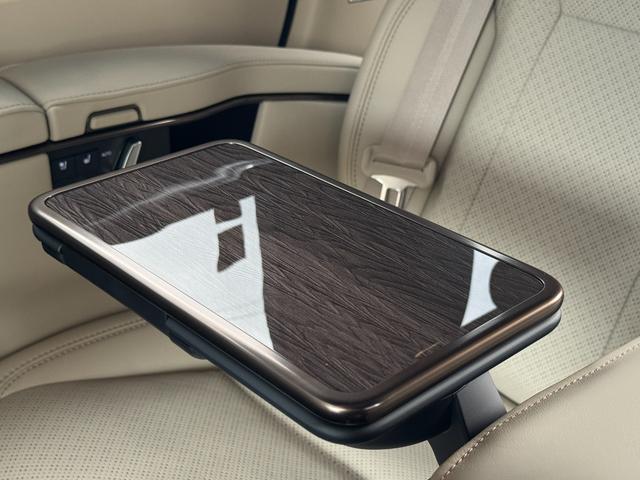 アルファードハイブリッド エグゼクティブラウンジ　ＪＢＬサウンド！ユニバーサルステップ！ムーンルーフ！電子ミラー！ＨＵＤ！パノビュー！ＣＤ・ＤＶＤデッキ！後席モニター！サイドエンブレムイルミ！イルミネーションセット！２列目電動シート！ベージュシート！（48枚目）