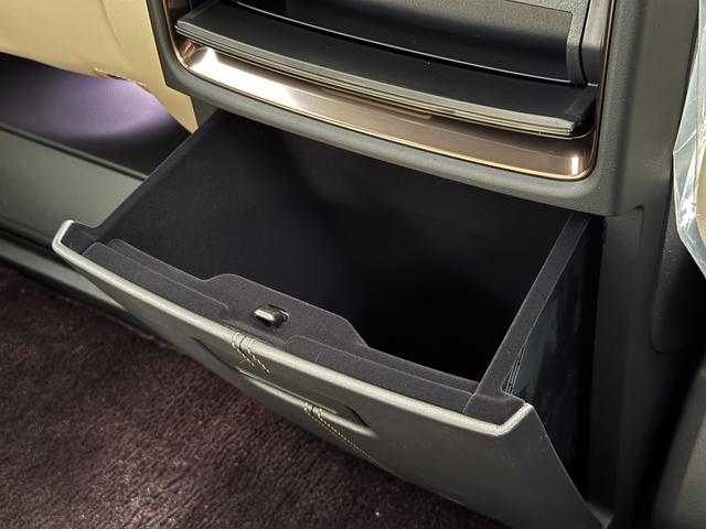 アルファードハイブリッド エグゼクティブラウンジ　ＪＢＬサウンド！ユニバーサルステップ！ムーンルーフ！電子ミラー！ＨＵＤ！パノビュー！ＣＤ・ＤＶＤデッキ！後席モニター！サイドエンブレムイルミ！イルミネーションセット！２列目電動シート！ベージュシート！（52枚目）