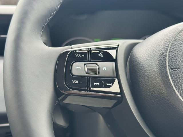 ハンドルは握ったまま簡単操作。指先だけの操作でオーディオ調節、先進装備の設定などが簡単にできます。ハンドルを離すこともなく、視線の移動も少ないドライブを楽しめます。