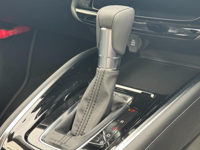 電動パーキングブレーキシフトレバーを「Ｐ」ポジションに入れると自動で作動し、ブレーキを踏みながら「Ｄ」ポジションなど「Ｐ」ポジション以外にシフトすると解除されるオート機能付です。