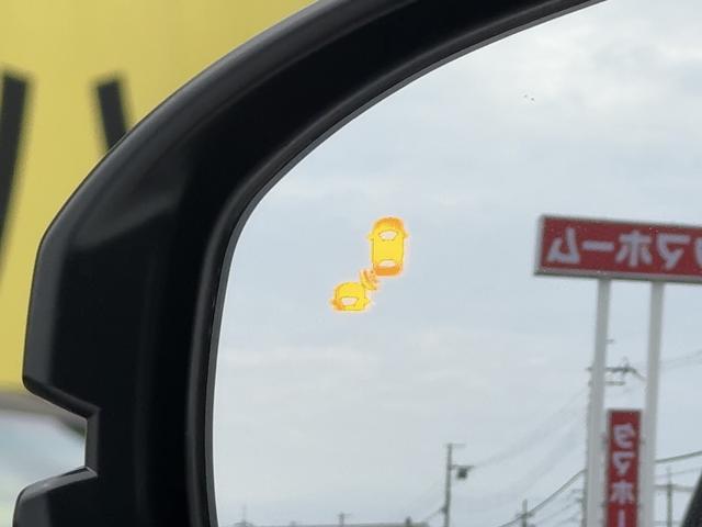 ブラインドスポットモニター！走行中、ドアミラーでは確認しにくい後側方エリアに存在する車両に加えて、隣接する車線の約６０ｍ後方までモニターし、急接近してくる車両も検知します。