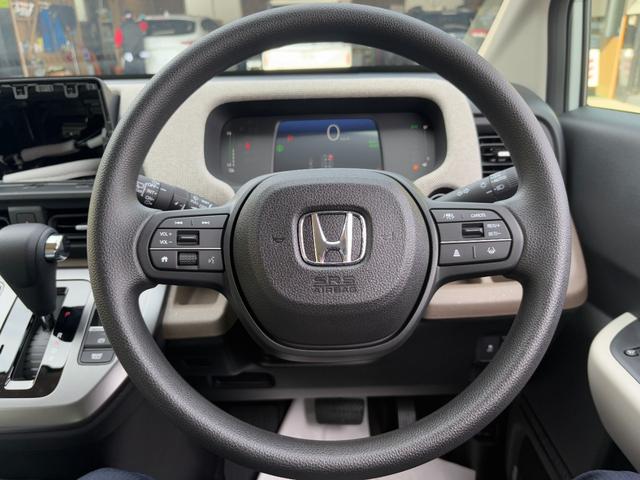 フリード ｅ：ＨＥＶエアー　純正１５インチホイール！両側電動スライドドア！バックカメラ！３列シート！オートエアコン！衝突軽減ブレーキ！電動パーキング！クルーズコントロール！ＬＥＤヘッドライト！（23枚目）