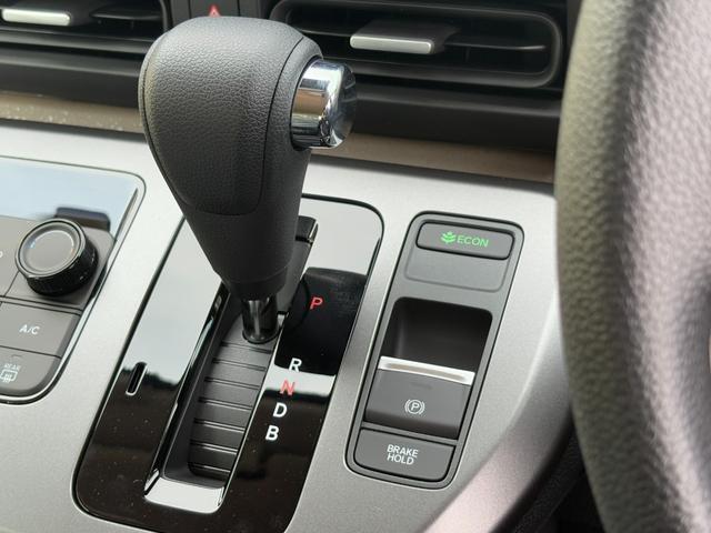 フリード ｅ：ＨＥＶエアー　純正１５インチホイール！両側電動スライドドア！バックカメラ！３列シート！オートエアコン！衝突軽減ブレーキ！電動パーキング！クルーズコントロール！ＬＥＤヘッドライト！（33枚目）