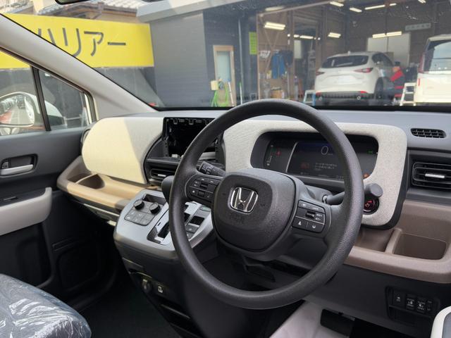 フリード ｅ：ＨＥＶエアー　純正１５インチホイール！両側電動スライドドア！バックカメラ！３列シート！オートエアコン！衝突軽減ブレーキ！電動パーキング！クルーズコントロール！ＬＥＤヘッドライト！（38枚目）