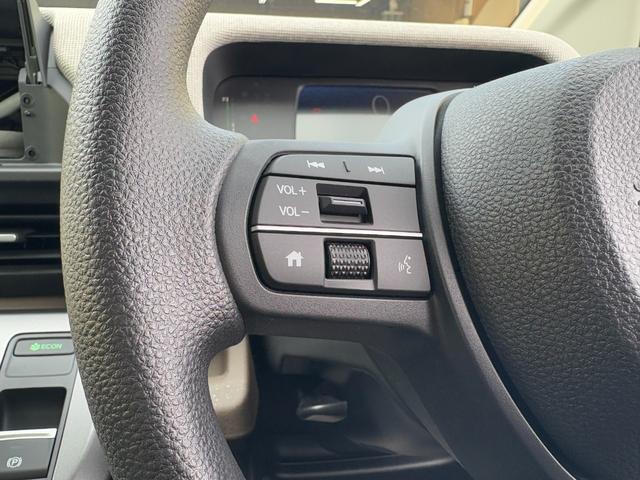 フリード ｅ：ＨＥＶエアー　純正１５インチホイール！両側電動スライドドア！バックカメラ！３列シート！オートエアコン！衝突軽減ブレーキ！電動パーキング！クルーズコントロール！ＬＥＤヘッドライト！（68枚目）