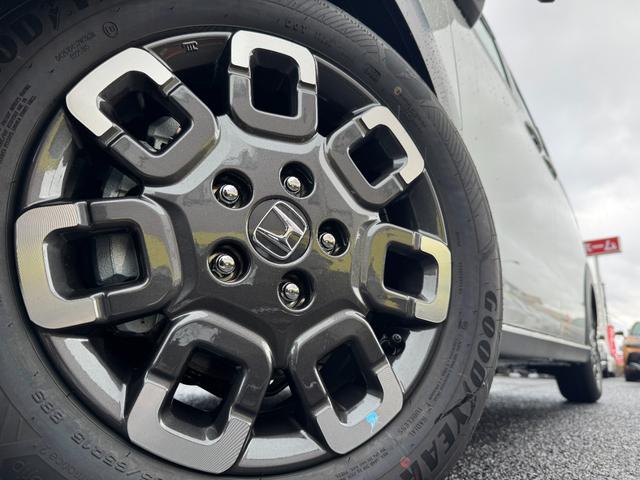 フリード クロスター　純正１５インチアルミホイール　バックカメラ！３列シート！シートヒーター！オートエアコン！衝突軽減！電動パーキング！リアサーキュレーター！ブラインドスポットモニター！（19枚目）