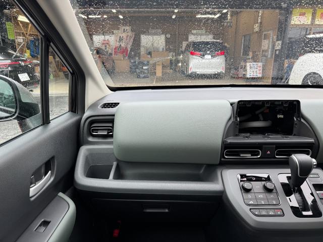 フリード クロスター　純正１５インチアルミホイール　バックカメラ！３列シート！シートヒーター！オートエアコン！衝突軽減！電動パーキング！リアサーキュレーター！ブラインドスポットモニター！（53枚目）