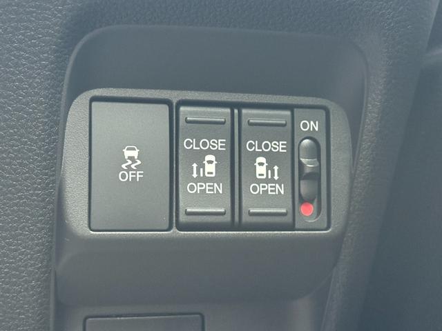 フリード クロスター　純正１５インチアルミホイール　バックカメラ！３列シート！シートヒーター！オートエアコン！衝突軽減！電動パーキング！リアサーキュレーター！ブラインドスポットモニター！（76枚目）