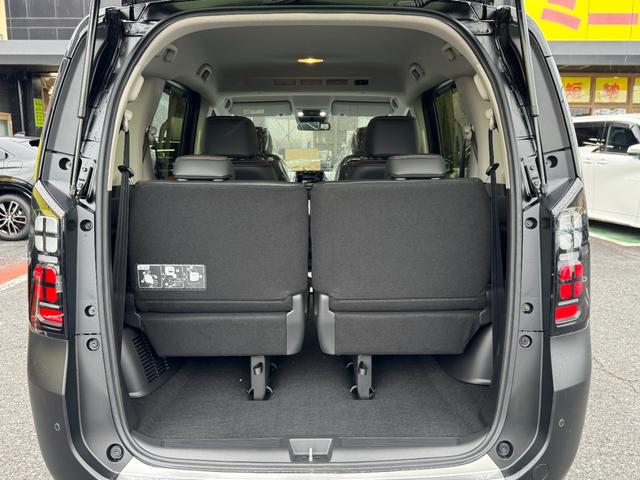 フリード クロスター　純正１５インチアルミホイール　バックカメラ！３列シート！シートヒーター！オートエアコン！衝突軽減！電動パーキング！リアサーキュレーター！ブラインドスポットモニター！（47枚目）