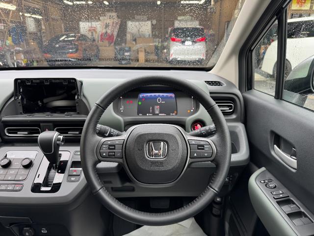 フリード クロスター　純正１５インチアルミホイール　バックカメラ！３列シート！シートヒーター！オートエアコン！衝突軽減！電動パーキング！リアサーキュレーター！ブラインドスポットモニター！（54枚目）