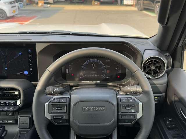 �^�]���̎��E���ӂ̌��₷���ʒu�Ƀ��[�^�[��f�B�X�v���[�����C�A�E�g�B�X�C�b�`�ނ͒����p������������R�Ɏ肪�͂��ʒu�ɔz�u���ꎋ���⓮��̗����f���؂�Ȃ��A�X�g���X�t���[�Ŕ������^�]������\�ɂ��܂�