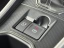 電動パーキングブレーキシフトレバーを「P」ポジションに入れると自動で作動し、ブレーキを踏みながら「D」ポジションなど「P」ポジション以外にシフトすると解除されるオート機能付です。