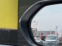 ブラインドスポットモニター!走行中、ドアミラーでは確認しにくい後側方エリアに存在する車両に加えて、隣接する車線の約60m後方までモニターし、急接近してくる車両も検知します。