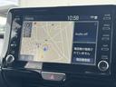 ディスプレイオーディオインストルメントパネル中央上部に、ディスプレイオーディオを搭載。運転中でも見やすく操作しやすい位置にレイアウトされ、様々な機能や情報を表示し、日々のドライブをサポート。