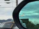 ブラインドスポットモニター!走行中、ドアミラーでは確認しにくい後側方エリアに存在する車両に加えて、隣接する車線の約60m後方までモニターし、急接近してくる車両も検知します。