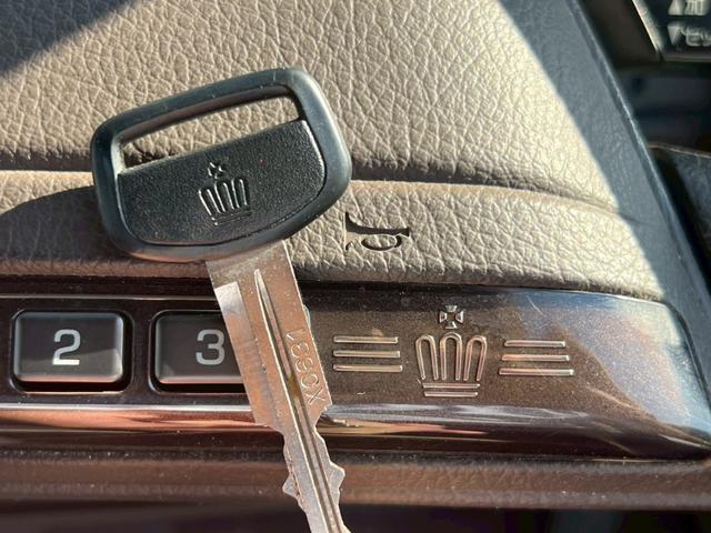 クラウン 　パワーシート／クルーズコントロール／純正アルミホイール／オートライト／集中ドアロック／電格ミラー／パワステ／パワーウインドウ／オートエアコン（31枚目）