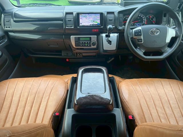 ハイエースバン ロングスーパーＧＬ　４型／プッシュスタートキー／ＬＥＤヘッドライト／社外ナビＴＶ／バックカメラ／ＥＴＣ／レザー調シートカバー／社外革巻ステアリング／社外テールレンズ／オートエアコン／車検整備付き（6枚目）