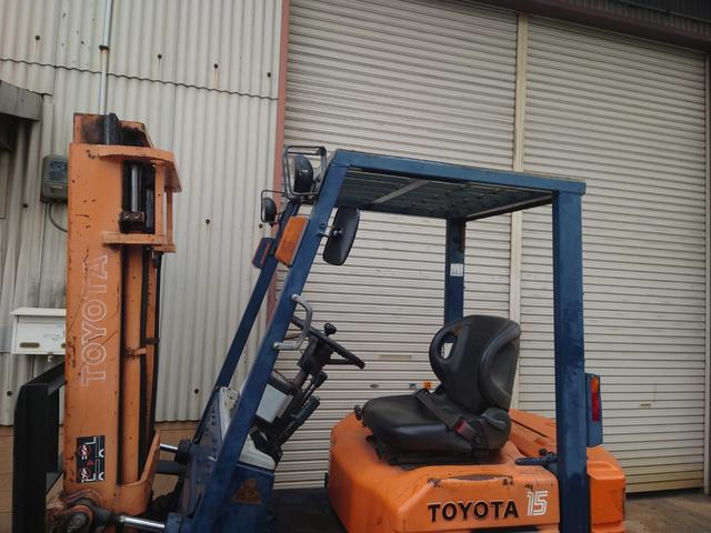 日本 トヨタガソリンフォークリフト1.5トン ミッション車 3メートルマスト(2枚目)