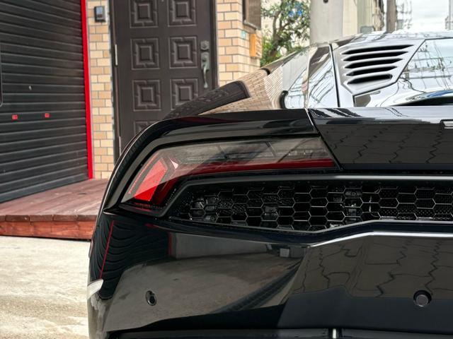 ウラカン LP610-4 LP610-4(LDF)4WD/ガラスエンジンフード/カーボンエンジンベイ/アルカンターラピラー/ベージュステッチ/ランボルギーニ純正工具・ケース/車検証ケース(11枚目)