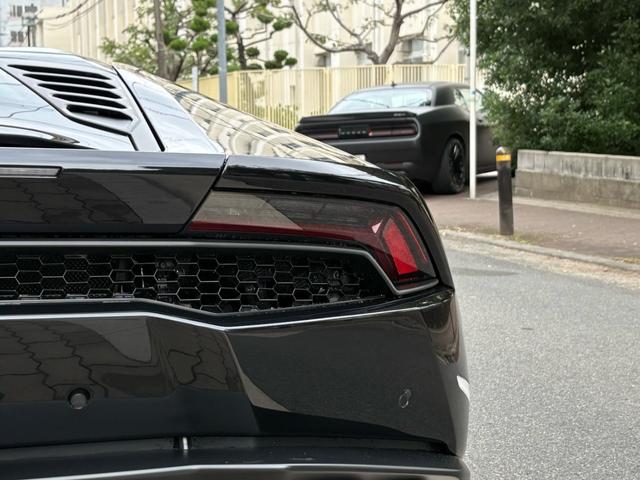 ウラカン LP610-4 LP610-4(LDF)4WD/ガラスエンジンフード/カーボンエンジンベイ/アルカンターラピラー/ベージュステッチ/ランボルギーニ純正工具・ケース/車検証ケース(12枚目)