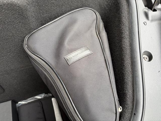 ウラカン LP610-4 LP610-4(LDF)4WD/ガラスエンジンフード/カーボンエンジンベイ/アルカンターラピラー/ベージュステッチ/ランボルギーニ純正工具・ケース/車検証ケース(28枚目)