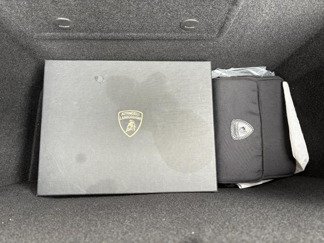 ウラカン LP610-4 LP610-4(LDF)4WD/ガラスエンジンフード/カーボンエンジンベイ/アルカンターラピラー/ベージュステッチ/ランボルギーニ純正工具・ケース/車検証ケース(29枚目)