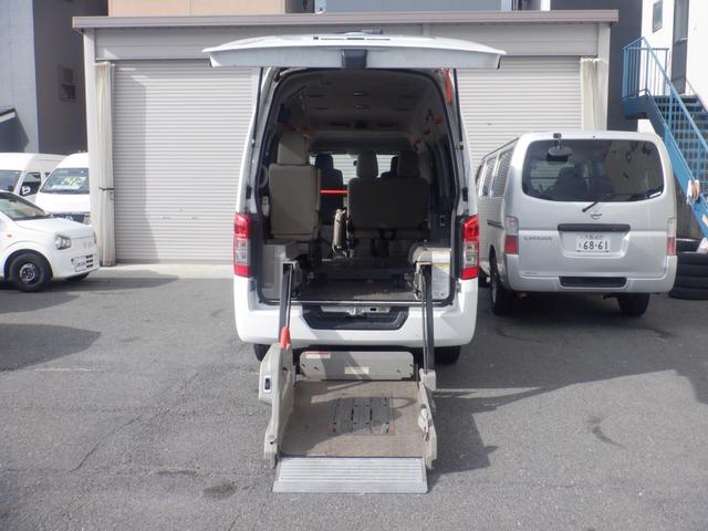 NV350キャラバンバン 4ドアバン2.5チェアキャブ車いす2名 福祉車両 車椅子1基 ストレッチャー1基 リアリフト 電動固定装置 サイドステップ 手すり リモコン Mナビ フルセグTV 全周囲カメラ バックカメラ Wエアコン 盗難防止 ワンオーナー キーレス(3枚目)