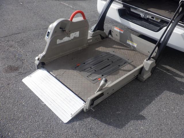 NV350キャラバンバン 4ドアバン2.5チェアキャブ車いす2名 福祉車両 車椅子1基 ストレッチャー1基 リアリフト 電動固定装置 サイドステップ 手すり リモコン Mナビ フルセグTV 全周囲カメラ バックカメラ Wエアコン 盗難防止 ワンオーナー キーレス(4枚目)