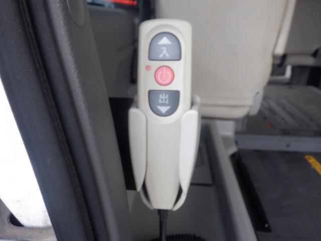 NV350キャラバンバン 4ドアバン2.5チェアキャブ車いす2名 福祉車両 車椅子1基 ストレッチャー1基 リアリフト 電動固定装置 サイドステップ 手すり リモコン Mナビ フルセグTV 全周囲カメラ バックカメラ Wエアコン 盗難防止 ワンオーナー キーレス(6枚目)