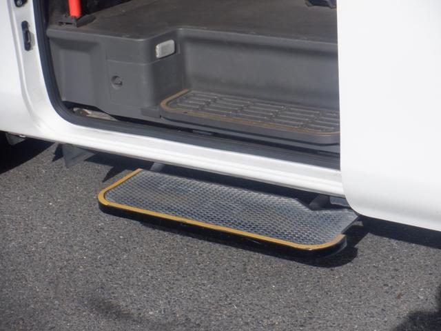 NV350キャラバンバン 4ドアバン2.5チェアキャブ車いす2名 福祉車両 車椅子1基 ストレッチャー1基 リアリフト 電動固定装置 サイドステップ 手すり リモコン Mナビ フルセグTV 全周囲カメラ バックカメラ Wエアコン 盗難防止 ワンオーナー キーレス(7枚目)