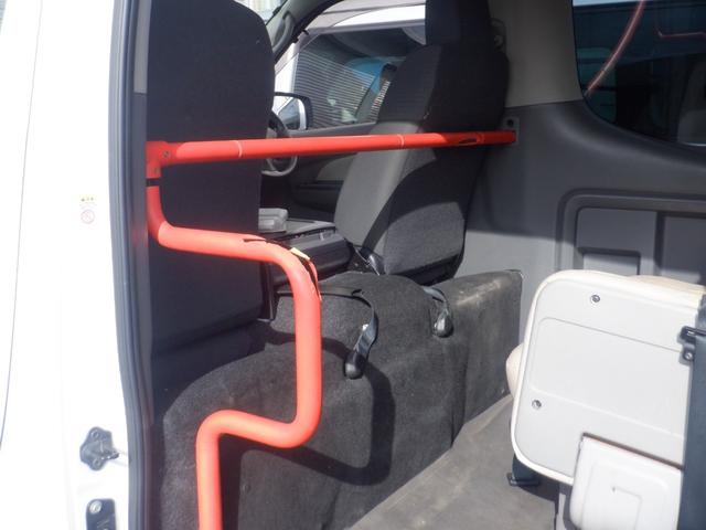 NV350キャラバンバン 4ドアバン2.5チェアキャブ車いす2名 福祉車両 車椅子1基 ストレッチャー1基 リアリフト 電動固定装置 サイドステップ 手すり リモコン Mナビ フルセグTV 全周囲カメラ バックカメラ Wエアコン 盗難防止 ワンオーナー キーレス(8枚目)