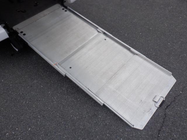 ＮＶ２００バネットバン チェアキャブ車いす２名仕様　福祉車両　車椅子２基　ストレッチャー１基　スロープ　電動ウィンチ　電動固定装置　サイドステップ　手すり　リモコン　エアコン　電動ミラー　両側スライドドア　２列目小窓　　ワンオーナーキーレス（5枚目）