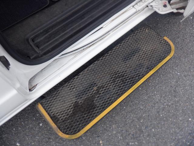 ＮＶ２００バネットバン チェアキャブ車いす２名仕様　福祉車両　車椅子２基　ストレッチャー１基　スロープ　電動ウィンチ　電動固定装置　サイドステップ　手すり　リモコン　エアコン　電動ミラー　両側スライドドア　２列目小窓　　ワンオーナーキーレス（9枚目）