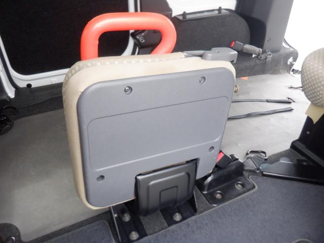 ＮＶ２００バネットバン チェアキャブ車いす２名仕様　福祉車両　車椅子２基　ストレッチャー１基　スロープ　電動ウィンチ　電動固定装置　サイドステップ　手すり　リモコン　エアコン　電動ミラー　両側スライドドア　２列目小窓　　ワンオーナーキーレス（24枚目）