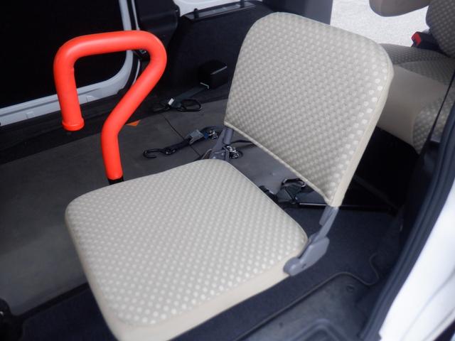 ＮＶ２００バネットバン チェアキャブ車いす２名仕様　福祉車両　車椅子２基　ストレッチャー１基　スロープ　電動ウィンチ　電動固定装置　サイドステップ　手すり　リモコン　エアコン　電動ミラー　両側スライドドア　２列目小窓　　ワンオーナーキーレス（25枚目）