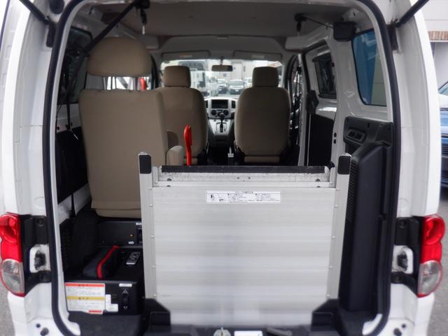 ＮＶ２００バネットバン チェアキャブ車いす２名仕様　福祉車両　車椅子２基　ストレッチャー１基　スロープ　電動ウィンチ　電動固定装置　サイドステップ　手すり　リモコン　エアコン　電動ミラー　両側スライドドア　２列目小窓　　ワンオーナーキーレス（27枚目）