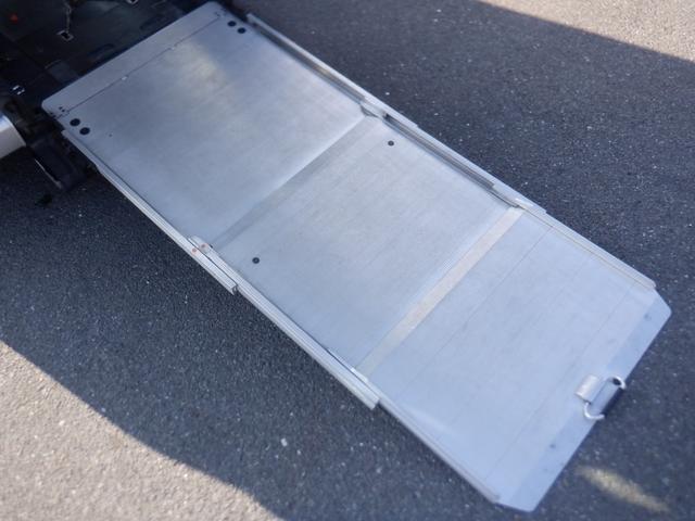 ＮＶ２００バネットバン チェアキャブ車いす２名仕様　福祉車両　車椅子２基　ストレッチャー１基　スロープ　電動ウィンチ　電動固定装置　サイドステップ　手すり　リモコン　両側スライドドア　電動ミラー　キーレス　運転席助手席エアバック　定期点検記録簿　保証書（3枚目）