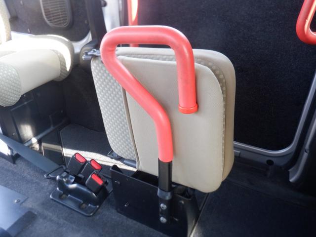 ＮＶ２００バネットバン チェアキャブ車いす２名仕様　福祉車両　車椅子２基　ストレッチャー１基　スロープ　電動ウィンチ　電動固定装置　サイドステップ　手すり　リモコン　両側スライドドア　電動ミラー　キーレス　運転席助手席エアバック　定期点検記録簿　保証書（10枚目）
