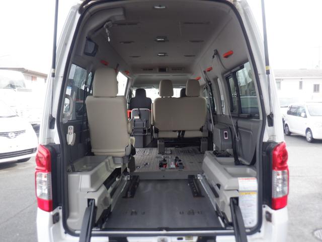 NV350キャラバンバン チェアキャブ車いす4名4WD 福祉車両 車椅子4基 ストレッチャー1基 リアリフト 電動固定装置 サイドステップ 手すり リモコン バックカメラ 全周囲カメラ 2列目3列目小窓 キーレス 盗難防止 Wエアコン 電動電格ミラー(4枚目)