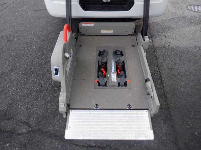 NV350キャラバンバン チェアキャブ車いす4名4WD 福祉車両 車椅子4基 ストレッチャー1基 リアリフト 電動固定装置 サイドステップ 手すり リモコン バックカメラ 全周囲カメラ 2列目3列目小窓 キーレス 盗難防止 Wエアコン 電動電格ミラー(5枚目)