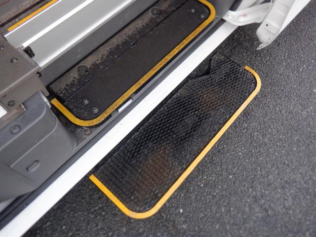 NV350キャラバンバン チェアキャブ車いす4名4WD 福祉車両 車椅子4基 ストレッチャー1基 リアリフト 電動固定装置 サイドステップ 手すり リモコン バックカメラ 全周囲カメラ 2列目3列目小窓 キーレス 盗難防止 Wエアコン 電動電格ミラー(6枚目)