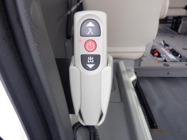 NV350キャラバンバン チェアキャブ車いす4名4WD 福祉車両 車椅子4基 ストレッチャー1基 リアリフト 電動固定装置 サイドステップ 手すり リモコン バックカメラ 全周囲カメラ 2列目3列目小窓 キーレス 盗難防止 Wエアコン 電動電格ミラー(7枚目)