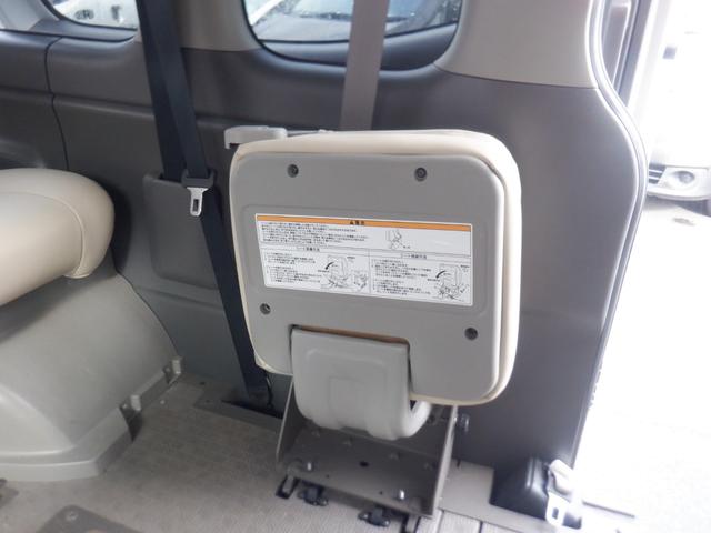 NV350キャラバンバン チェアキャブ車いす4名4WD 福祉車両 車椅子4基 ストレッチャー1基 リアリフト 電動固定装置 サイドステップ 手すり リモコン バックカメラ 全周囲カメラ 2列目3列目小窓 キーレス 盗難防止 Wエアコン 電動電格ミラー(10枚目)