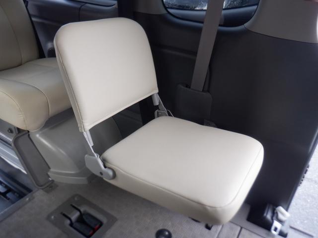 NV350キャラバンバン チェアキャブ車いす4名4WD 福祉車両 車椅子4基 ストレッチャー1基 リアリフト 電動固定装置 サイドステップ 手すり リモコン バックカメラ 全周囲カメラ 2列目3列目小窓 キーレス 盗難防止 Wエアコン 電動電格ミラー(11枚目)
