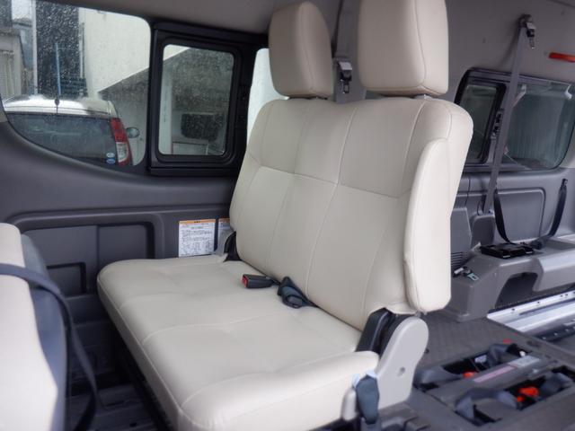 NV350キャラバンバン チェアキャブ車いす4名4WD 福祉車両 車椅子4基 ストレッチャー1基 リアリフト 電動固定装置 サイドステップ 手すり リモコン バックカメラ 全周囲カメラ 2列目3列目小窓 キーレス 盗難防止 Wエアコン 電動電格ミラー(14枚目)