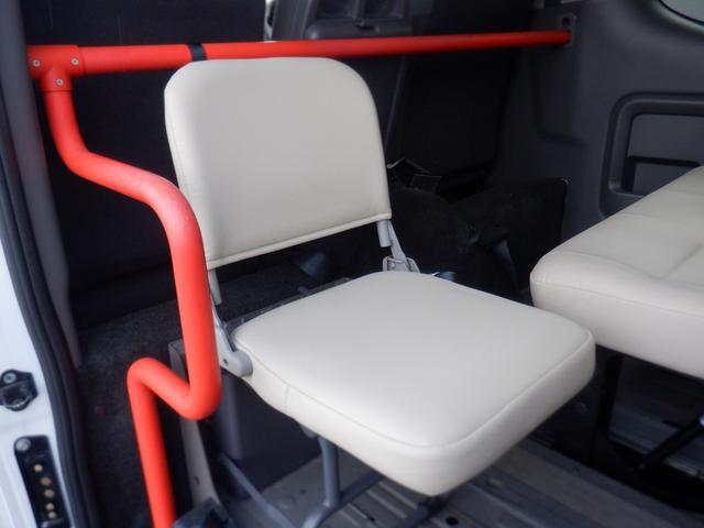 NV350キャラバンバン チェアキャブ車いす4名4WD 福祉車両 車椅子4基 ストレッチャー1基 リアリフト 電動固定装置 サイドステップ 手すり リモコン バックカメラ 全周囲カメラ 2列目3列目小窓 キーレス 盗難防止 Wエアコン 電動電格ミラー(16枚目)