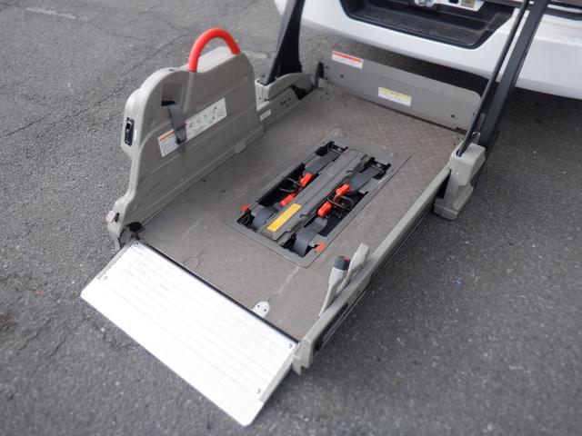 ＮＶ３５０キャラバンバン ４ドアバン２．５チェアキャブＭ仕様　福祉車両　車椅子２基　ストレッチャー１基　リアリフト　電動固定装置　リモコン　サイドステップ　手すり　２列目３列目小窓　片側スライドドア　電動電格ミラー　バックカメラ　Ｗエアコン　リアクーラーヒーター（4枚目）