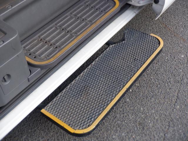 ＮＶ３５０キャラバンバン ４ドアバン２．５チェアキャブＭ仕様　福祉車両　車椅子２基　ストレッチャー１基　リアリフト　電動固定装置　リモコン　サイドステップ　手すり　２列目３列目小窓　片側スライドドア　電動電格ミラー　バックカメラ　Ｗエアコン　リアクーラーヒーター（5枚目）