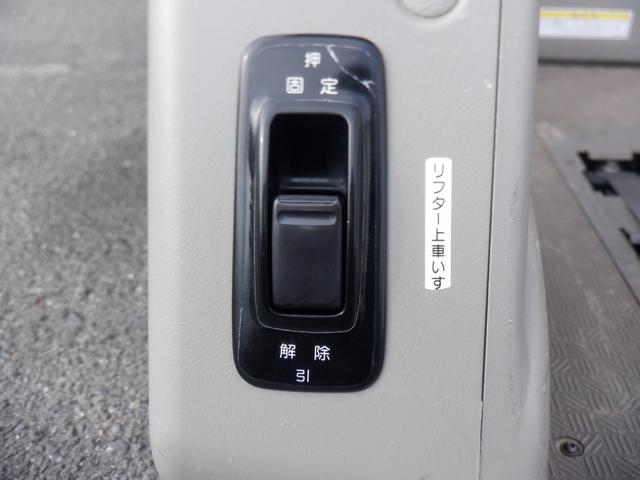 ＮＶ３５０キャラバンバン ４ドアバン２．５チェアキャブＭ仕様　福祉車両　車椅子２基　ストレッチャー１基　リアリフト　電動固定装置　リモコン　サイドステップ　手すり　２列目３列目小窓　片側スライドドア　電動電格ミラー　バックカメラ　Ｗエアコン　リアクーラーヒーター（8枚目）