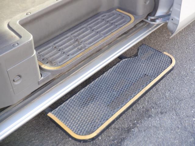 ＮＶ３５０キャラバンバン 　４ドア　２．５チェアキャブＭ仕様　１０名乗　福祉車両　車椅子２基　ストレッチャー１基　リアリフト　電動固定装置　リモコン　サイドステップ　片側スライドドア　電動電格ミラー　Ｗエアコン　バックカメラ（8枚目）